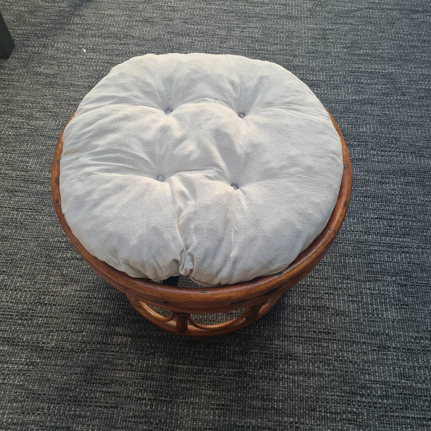 Varnished rattan pouf and cushion