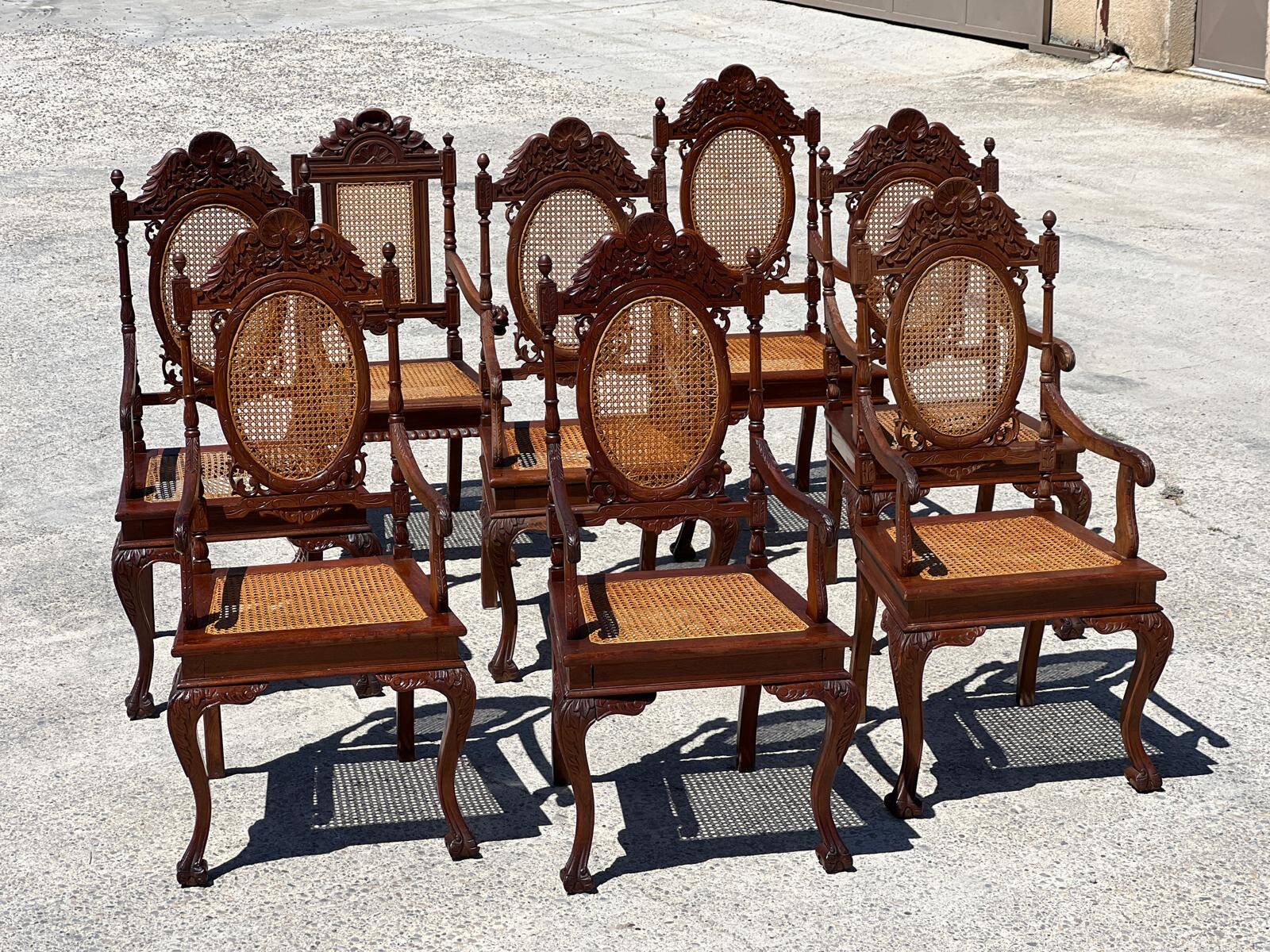 Ensemble de 6 fauteuils médaillon en bois tourné et sculpté fin XIXème