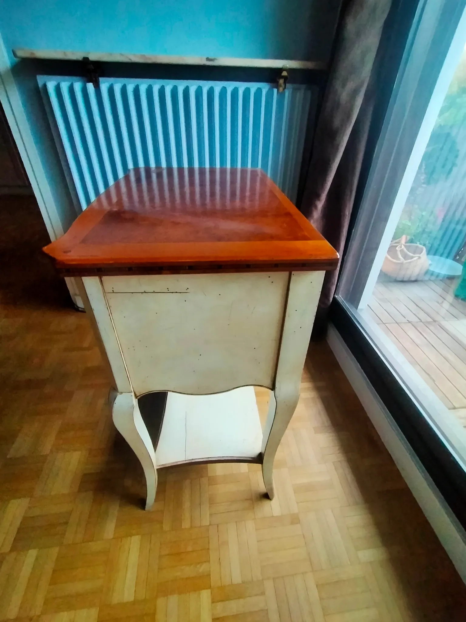 Classic chest of drawers