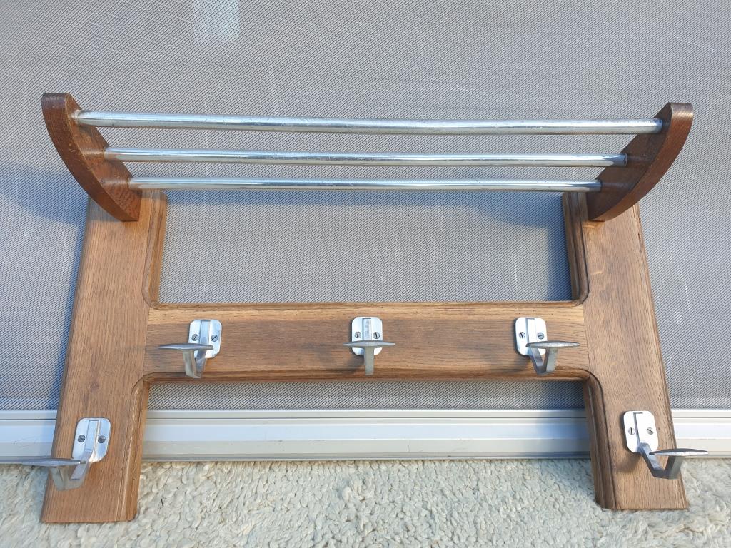 Wall-mounted entrance cloakroom in H with 5 hooks and hat racks