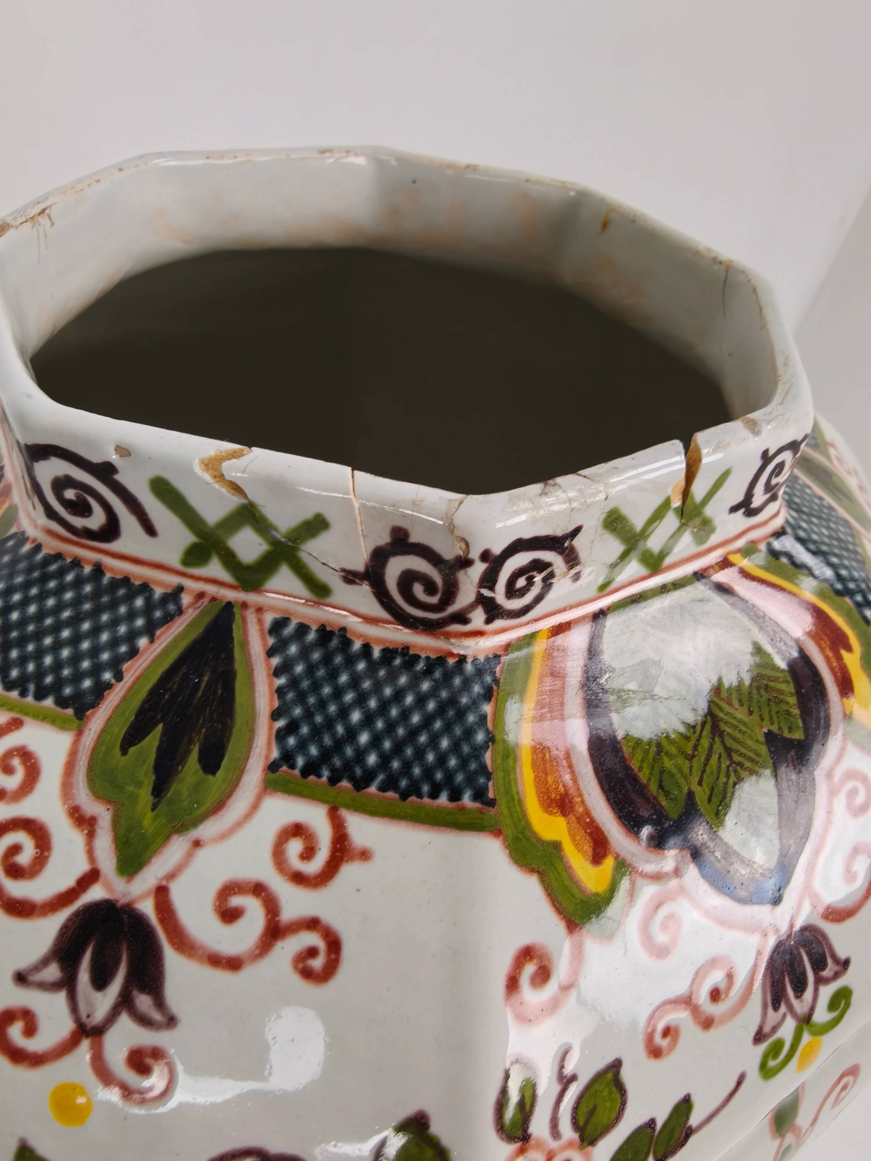 Makkum Tichelaar lidded pot, hand-painted porcelain – Dutch