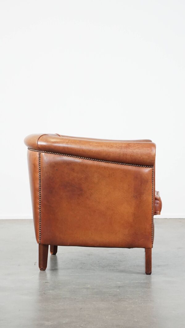 Fauteuil club en cuir de vachette couleur cognac avec finition clous décoratifs de style anglais