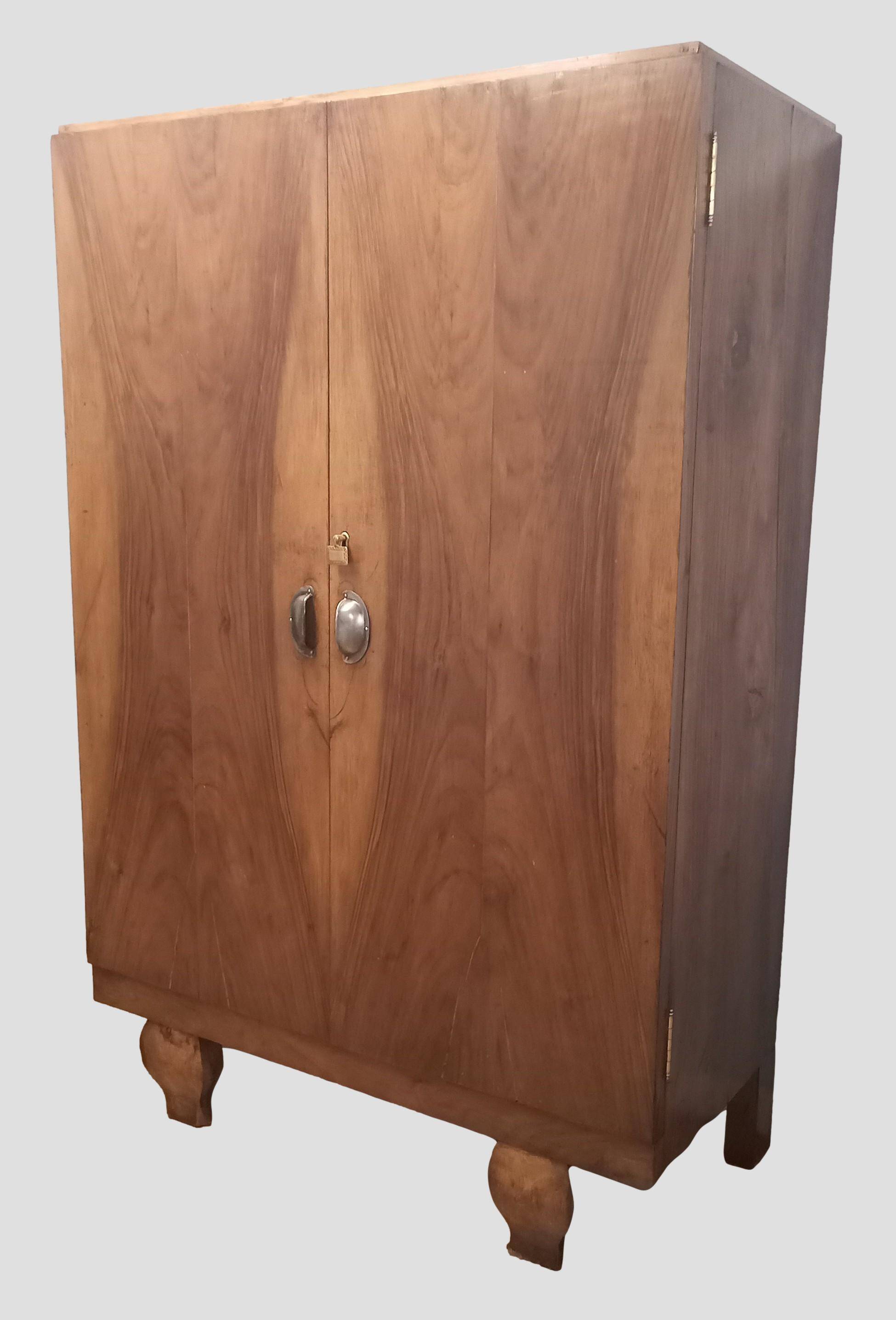 Armoire en noyer italien 1920