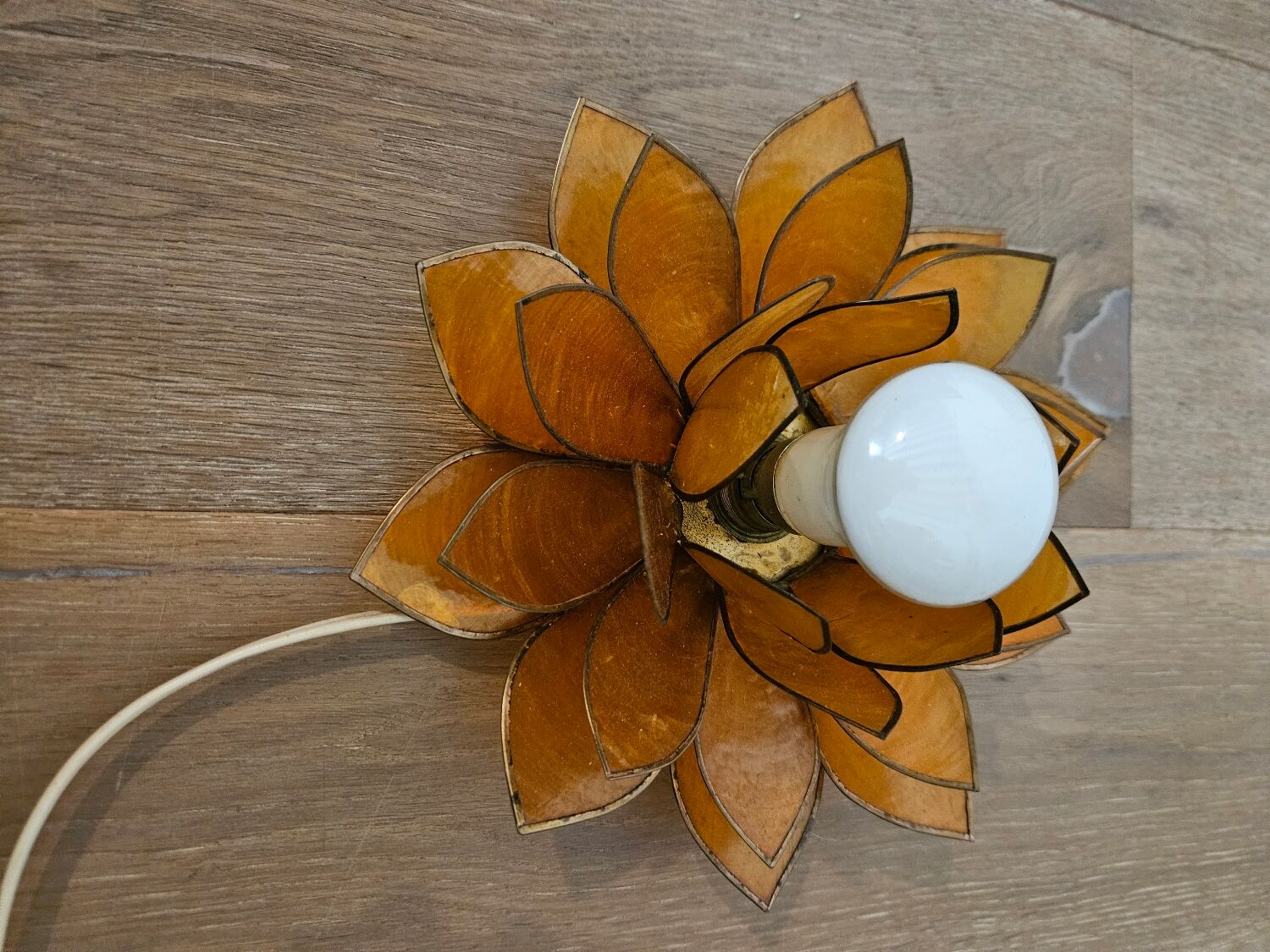 Table lamp in mother-of-pearl and brass