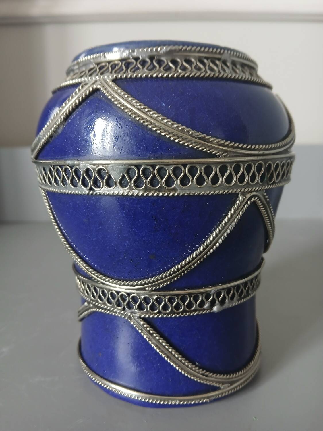 Petit vase marocain bleu cobalt1960 avec filigrane en argent travail a