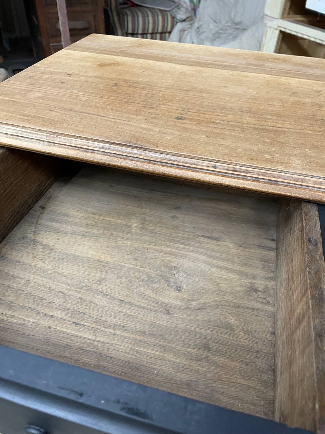 Table de chevet en bois peint