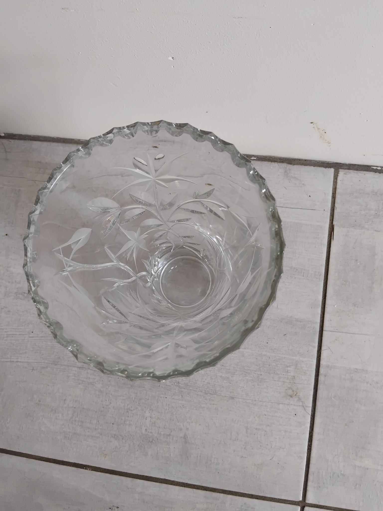 Cut crystal vase with flower decoration