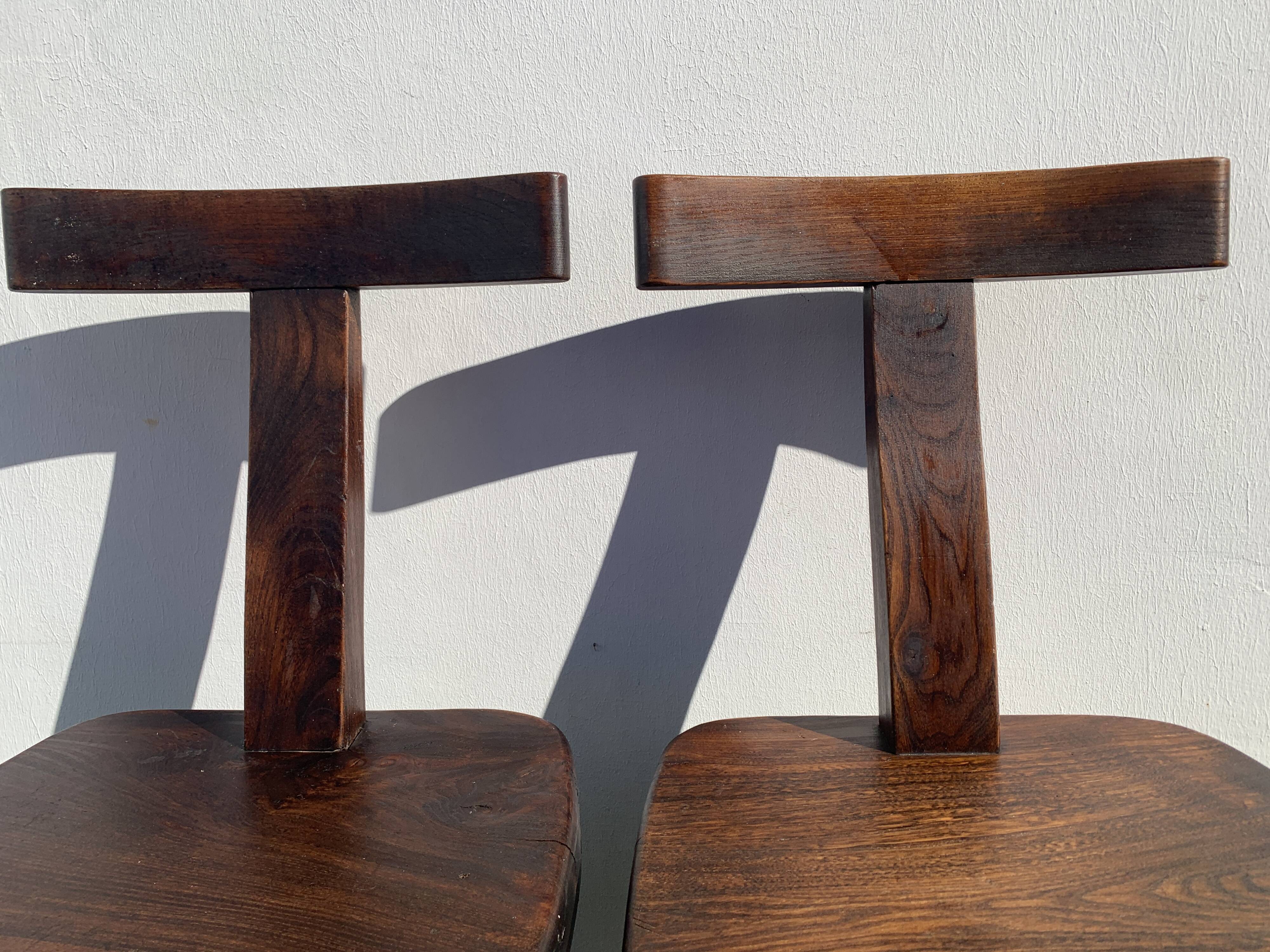 Pair of brutalist T-shaped chairs, solid Aranjou elm, design Olavi Hanninen, 1970