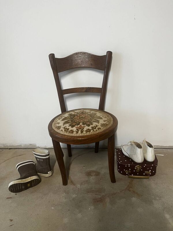 Chaise en bois tourné pour enfant