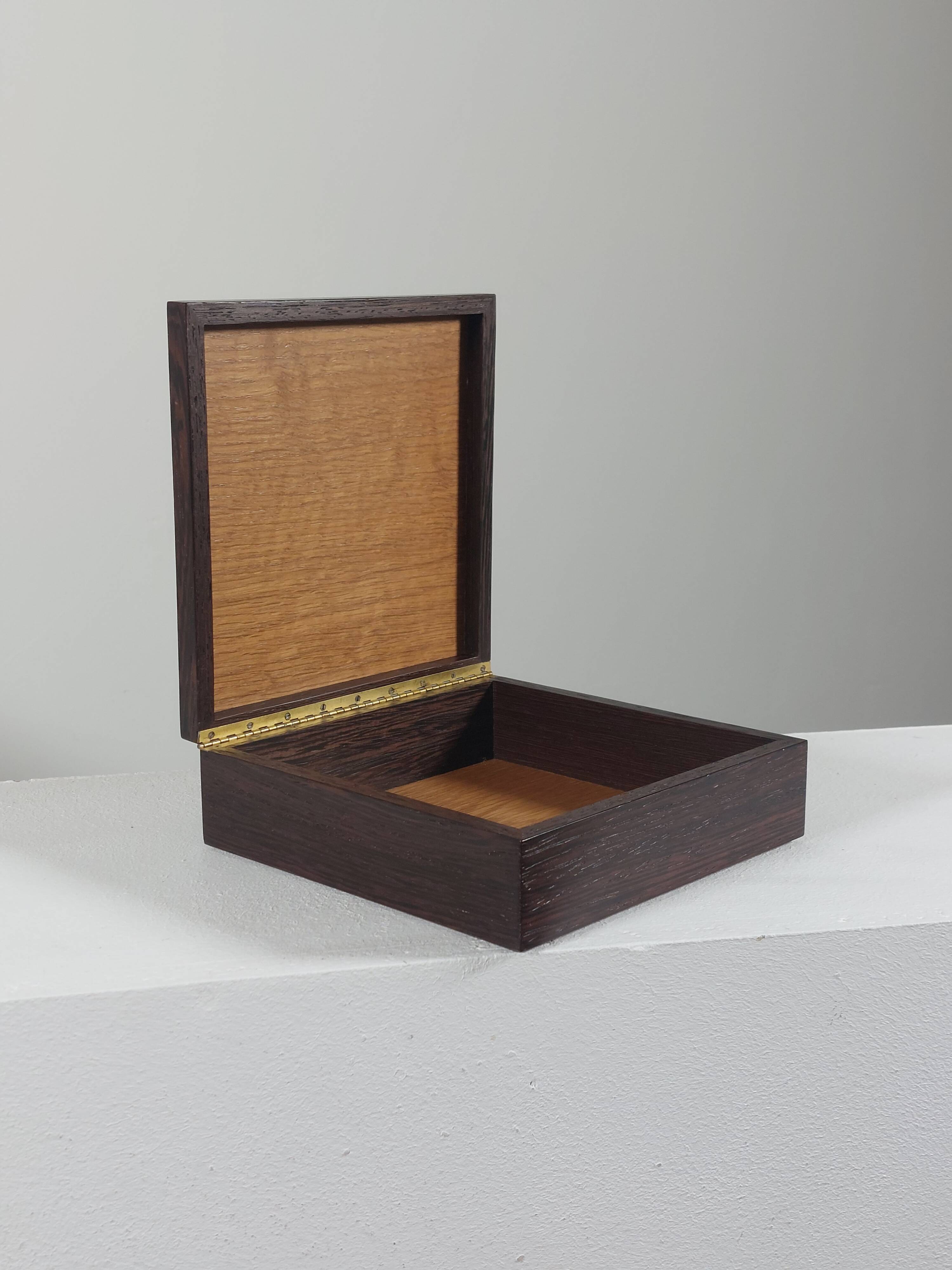 Boîte en bois vintage faite à la main avec des incrustations.
