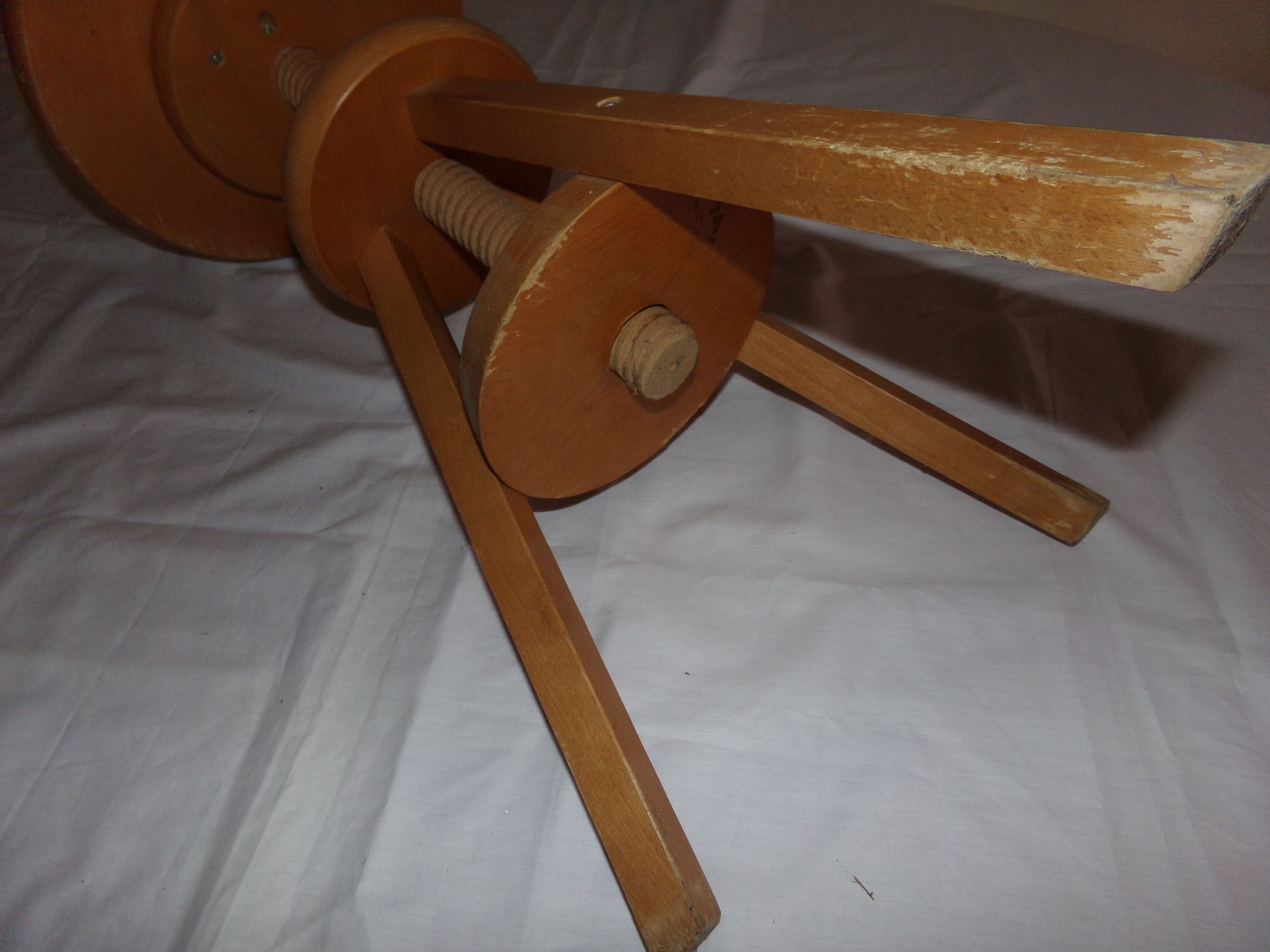 Wooden screw adjustable height stool