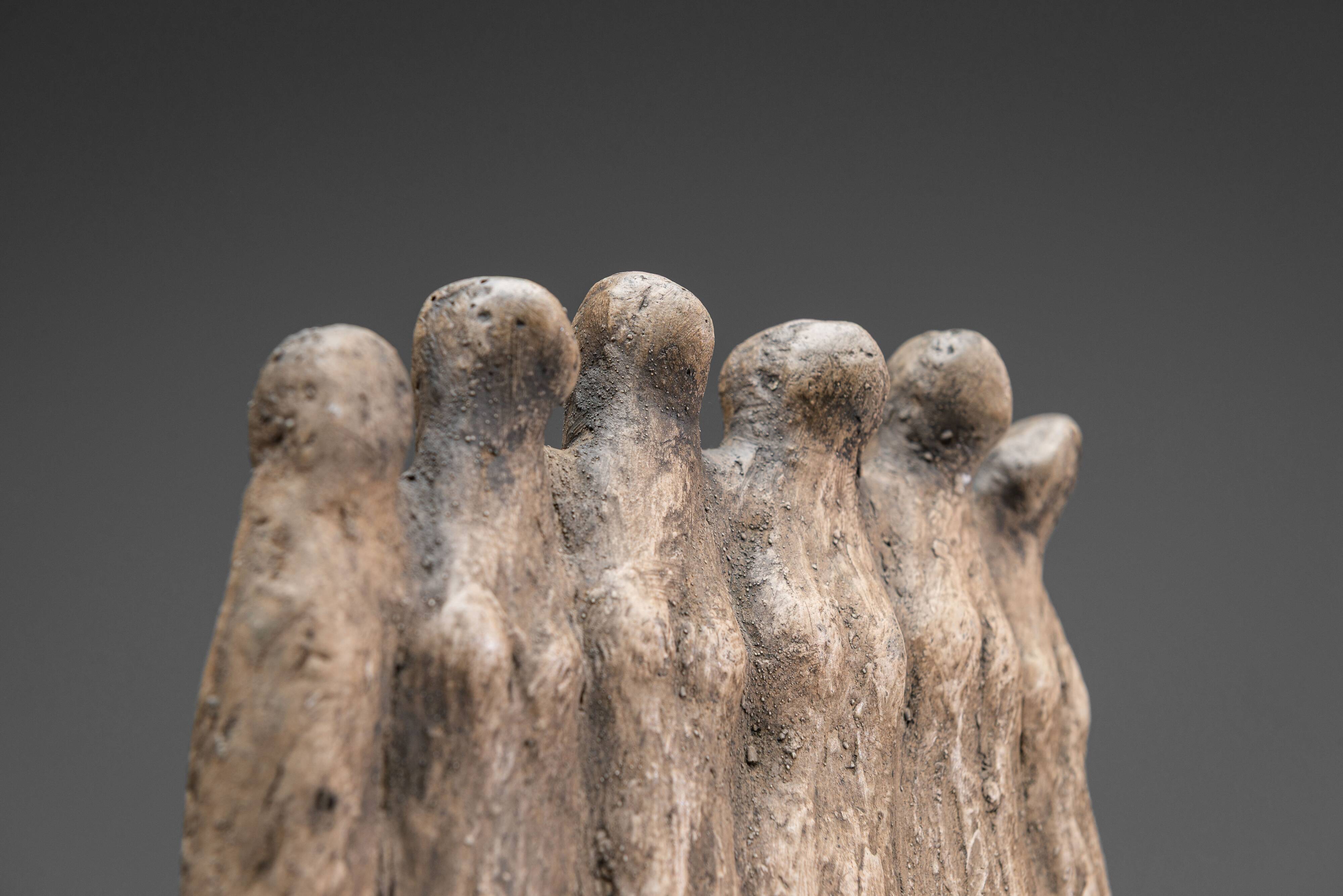 Groupe sculptural abstrait de six figures féminines