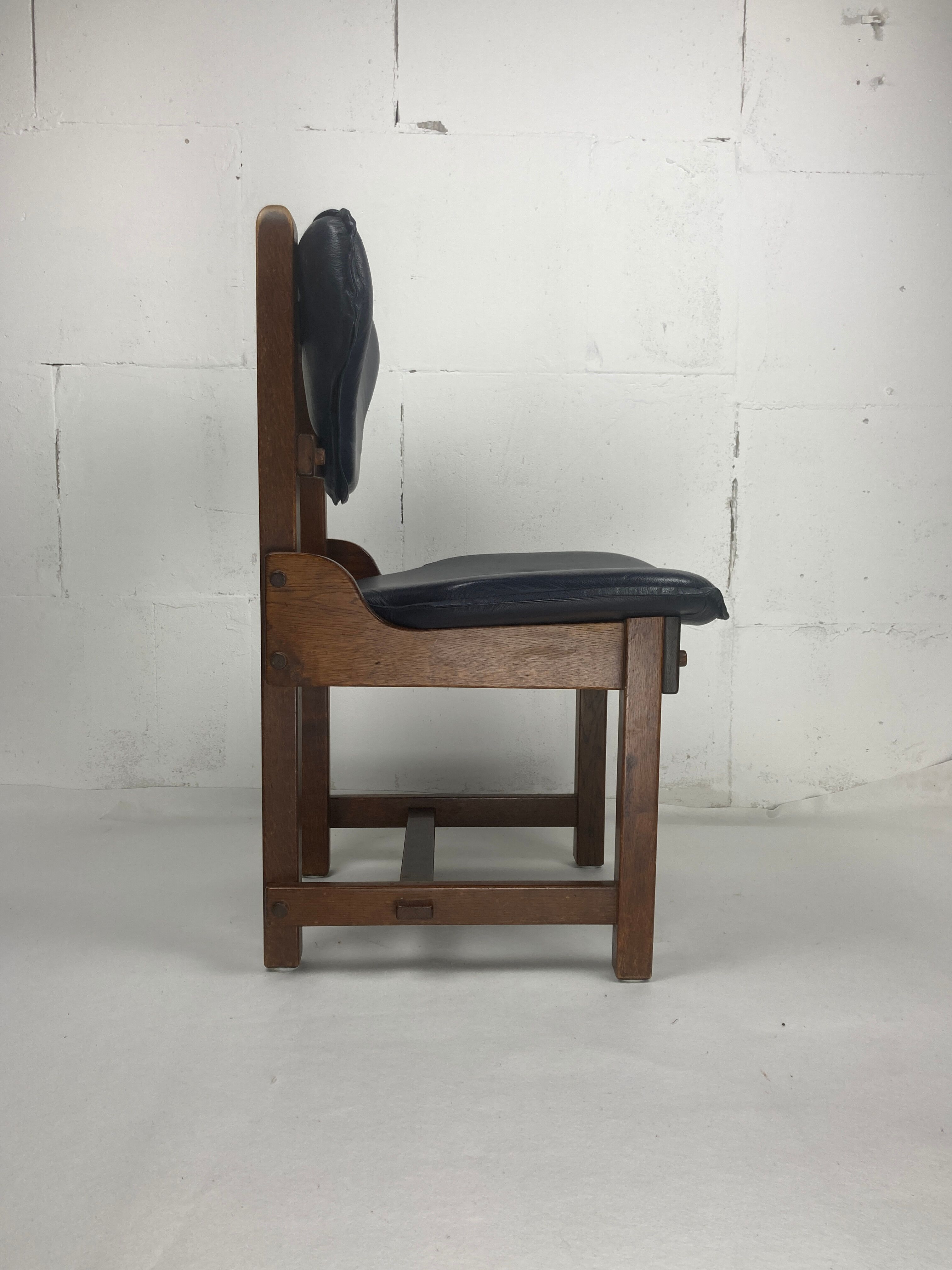 Ensemble de 4 chaises de salle à manger brutalistes en chêne et cuir, années 1960