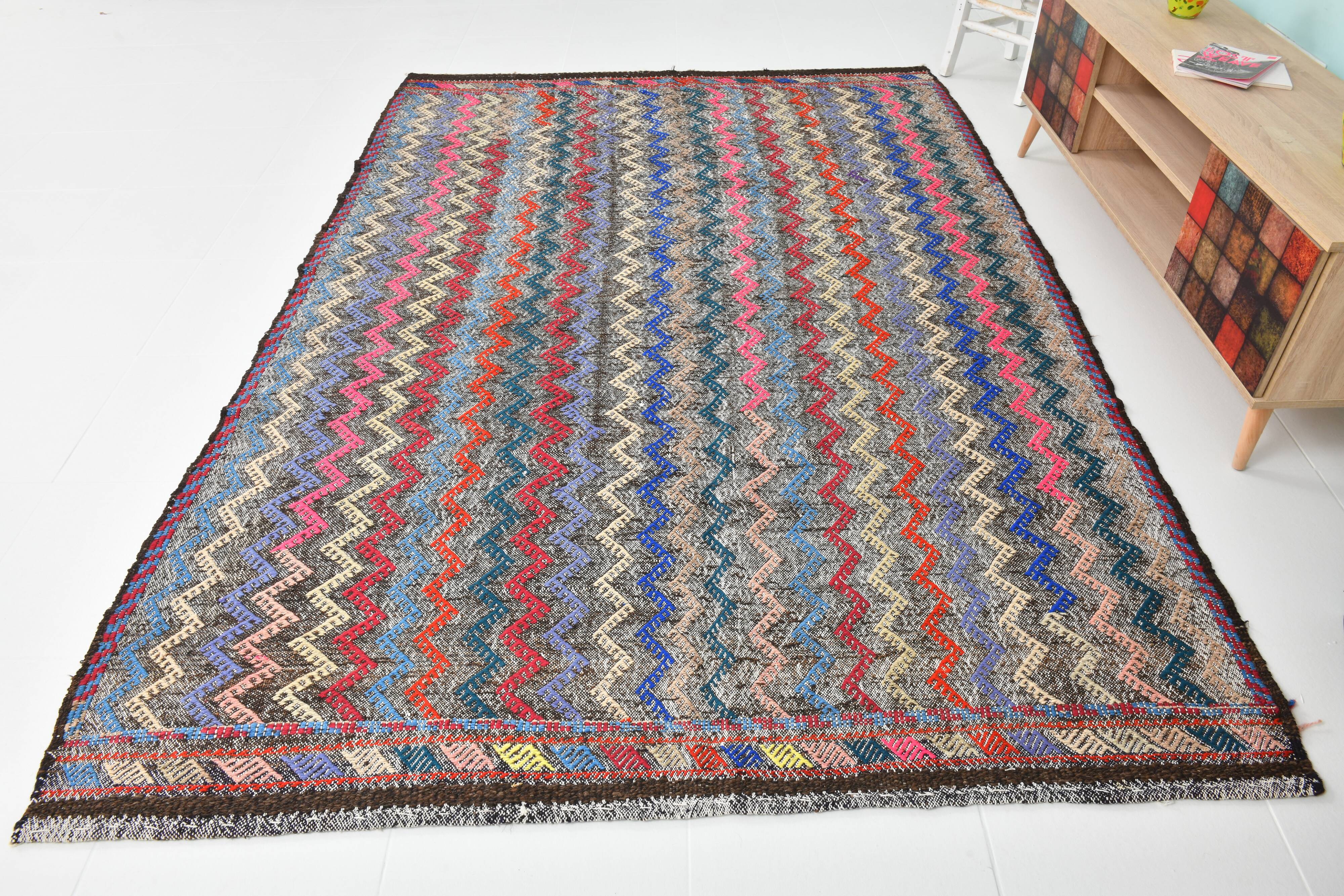 Tapis kilim vintage multicolore à motifs zigzag géométriques, 184x274 cm
