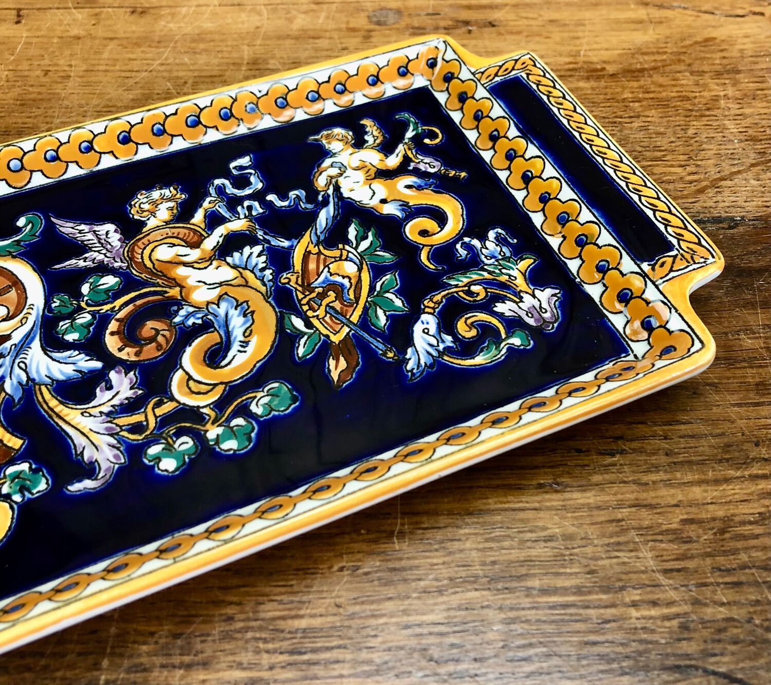 Cake dish cake Gien Renaissance blue background