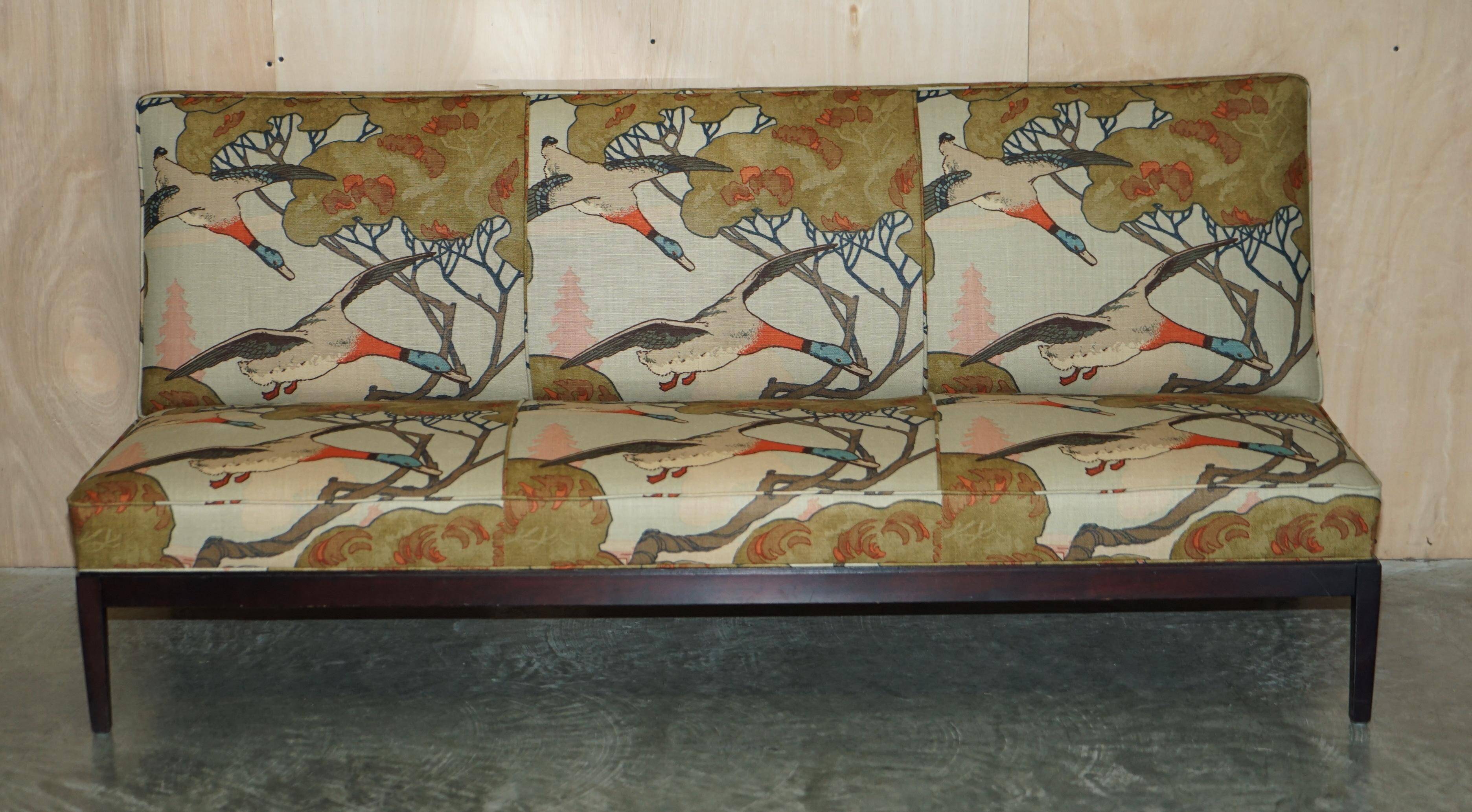 Three-seater canapé George Smith Norris restored in Mulberry linen.