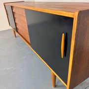 Buffet scandinave en teck à portes coulissantes du milieu du siècle par Nils Jonsson