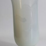 Ancien vase en opaline blanc