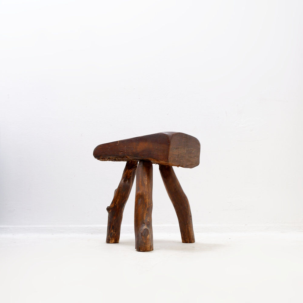 Rustic brutalist tripod stool in wood - Natural shape - 1950s/60s