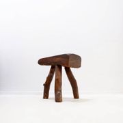 Rustic brutalist tripod stool in wood - Natural shape - 1950s/60s