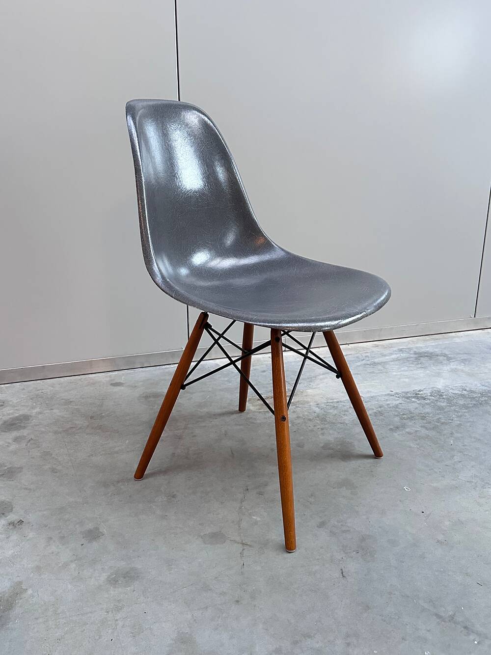 Set of 10 fibreglass & walnut DSW chairs, Charles & Ray Eames, Herman Miller, 60s-70s
