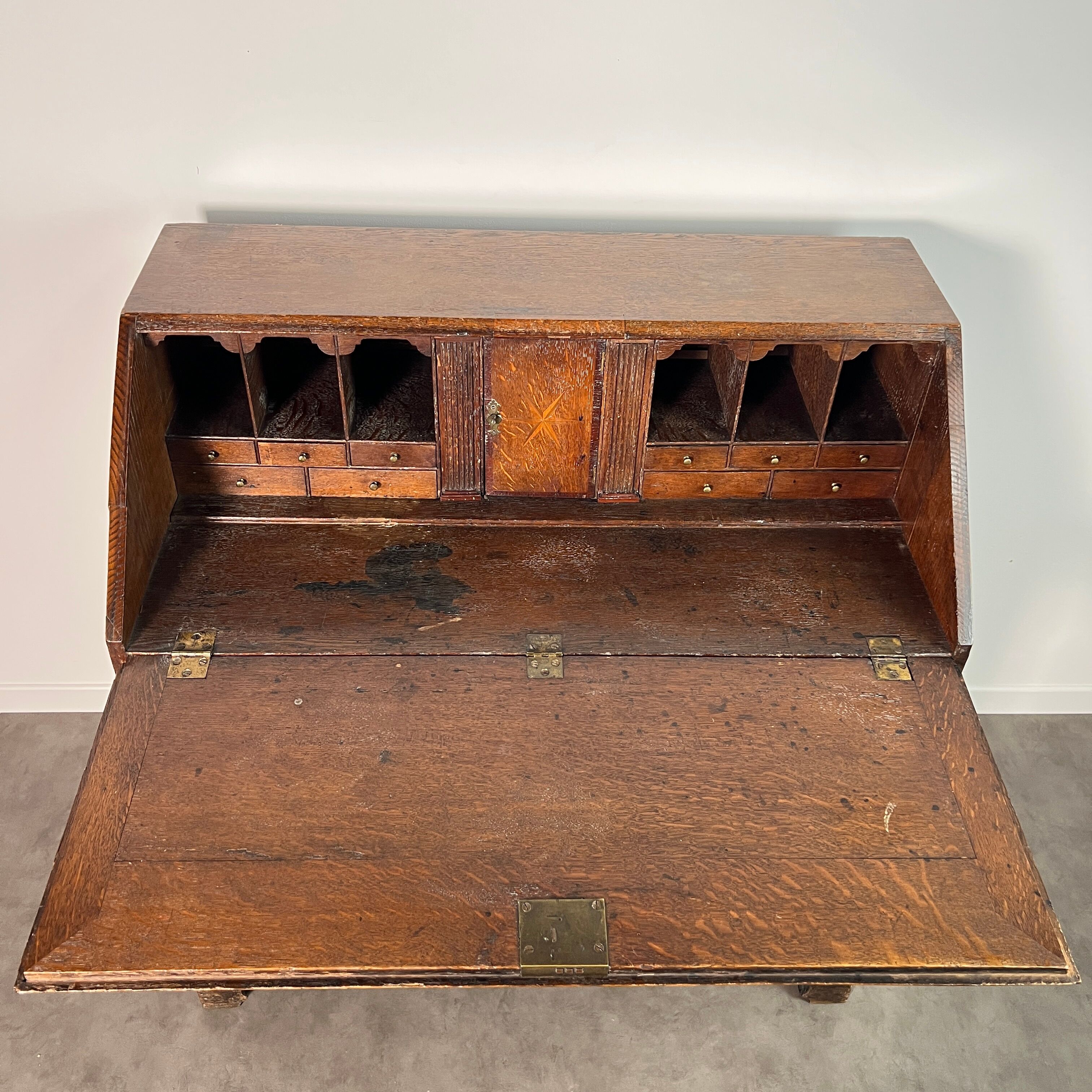 Slant-front desk, chest of drawers, English George III writing desk in oak - 19th century