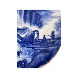 Plat japonais à décor de paysage animé