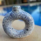 Round varnished flower vase