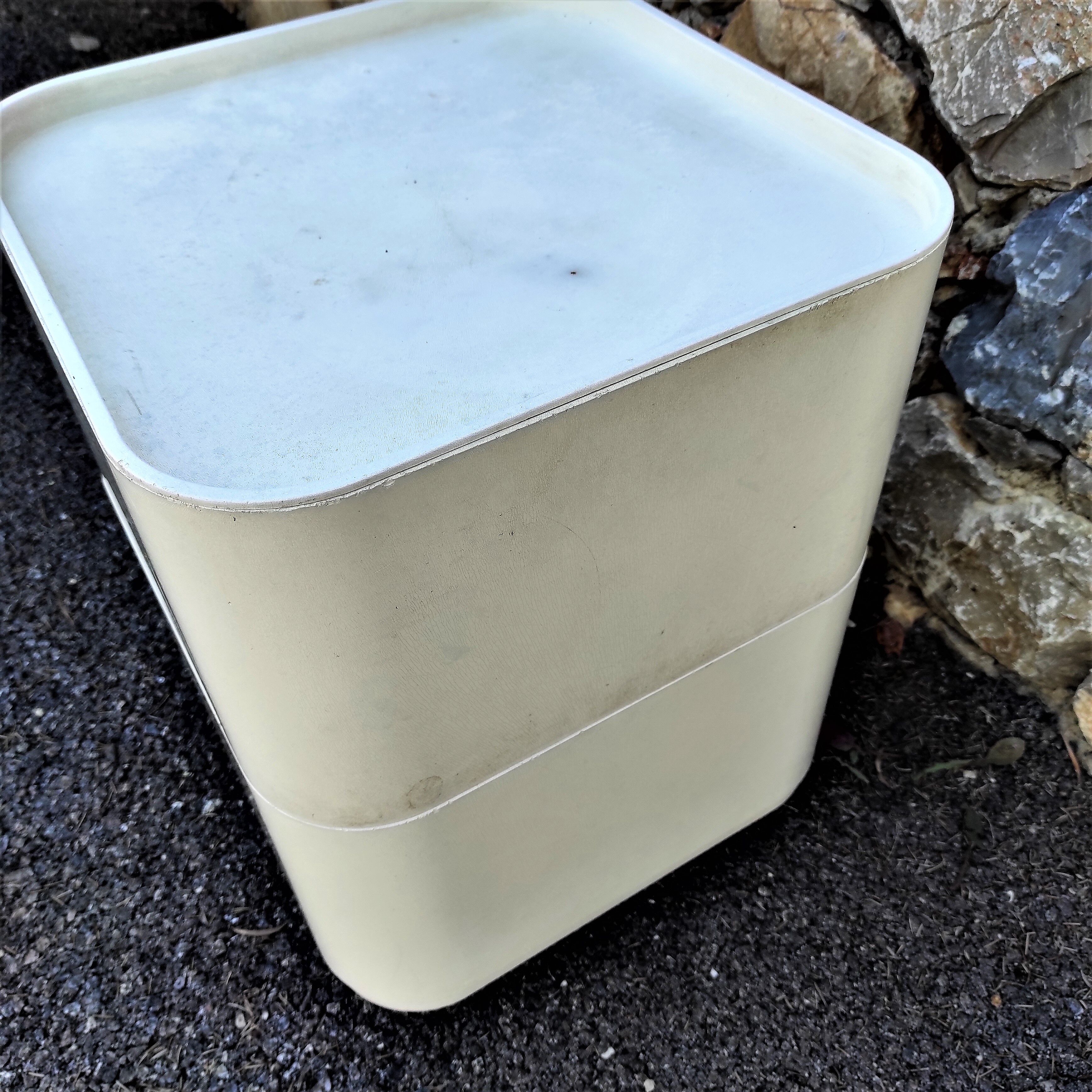 White plastic furniture kartell 4970 by anna castelli