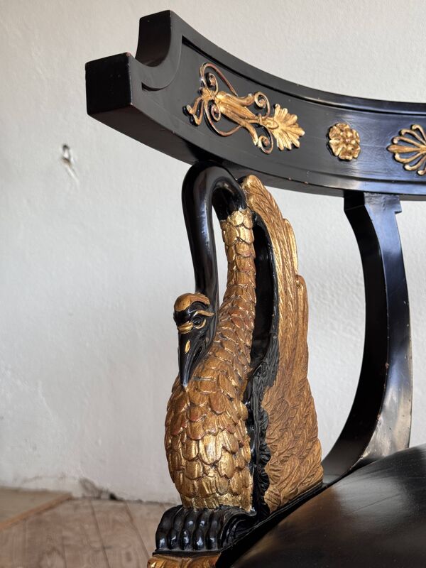 Paire de fauteuils bergères de style Empire à décors de cygnes et de lyres