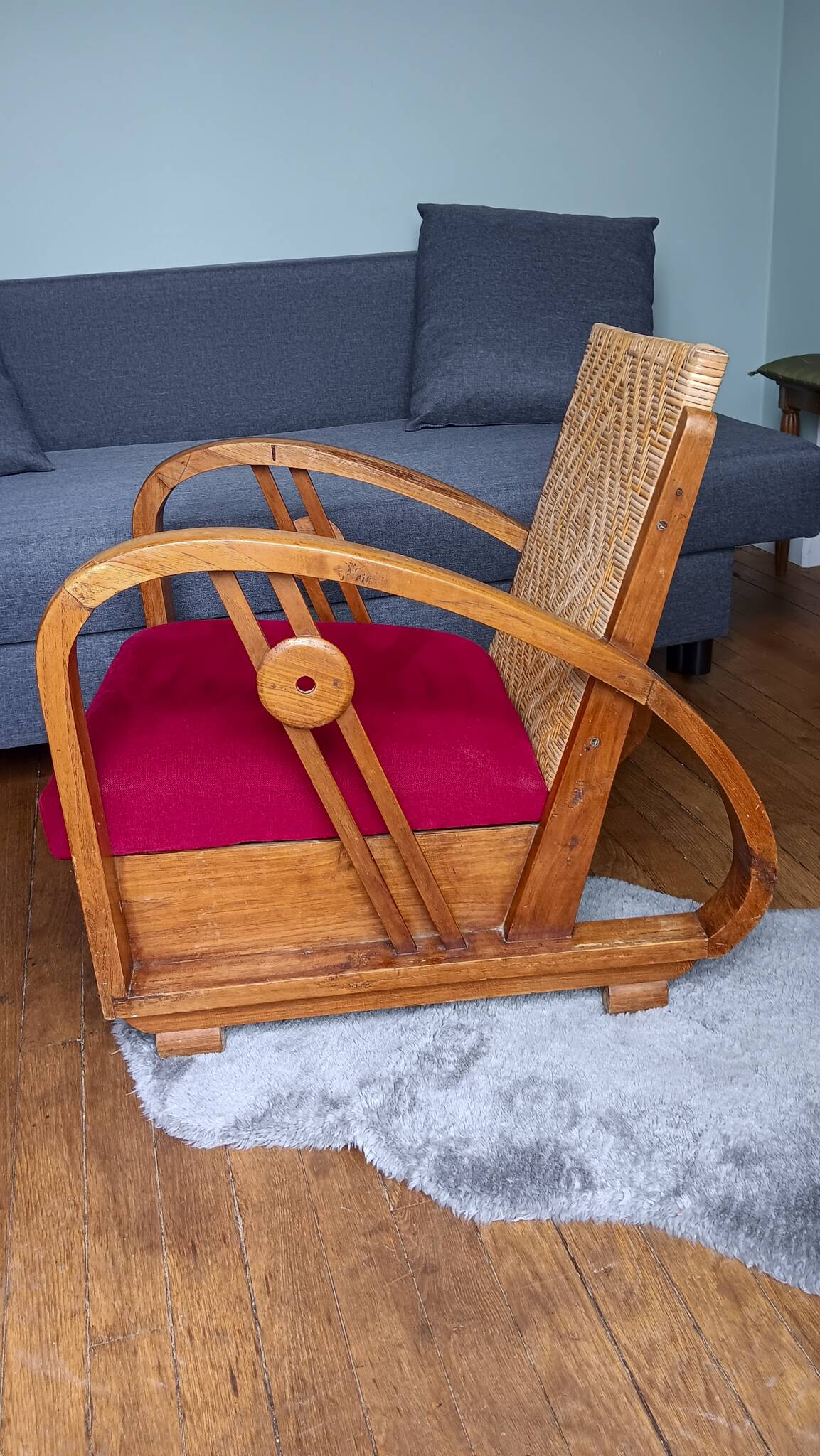 Ancien fauteuil bas colonial style Art Déco en bois.