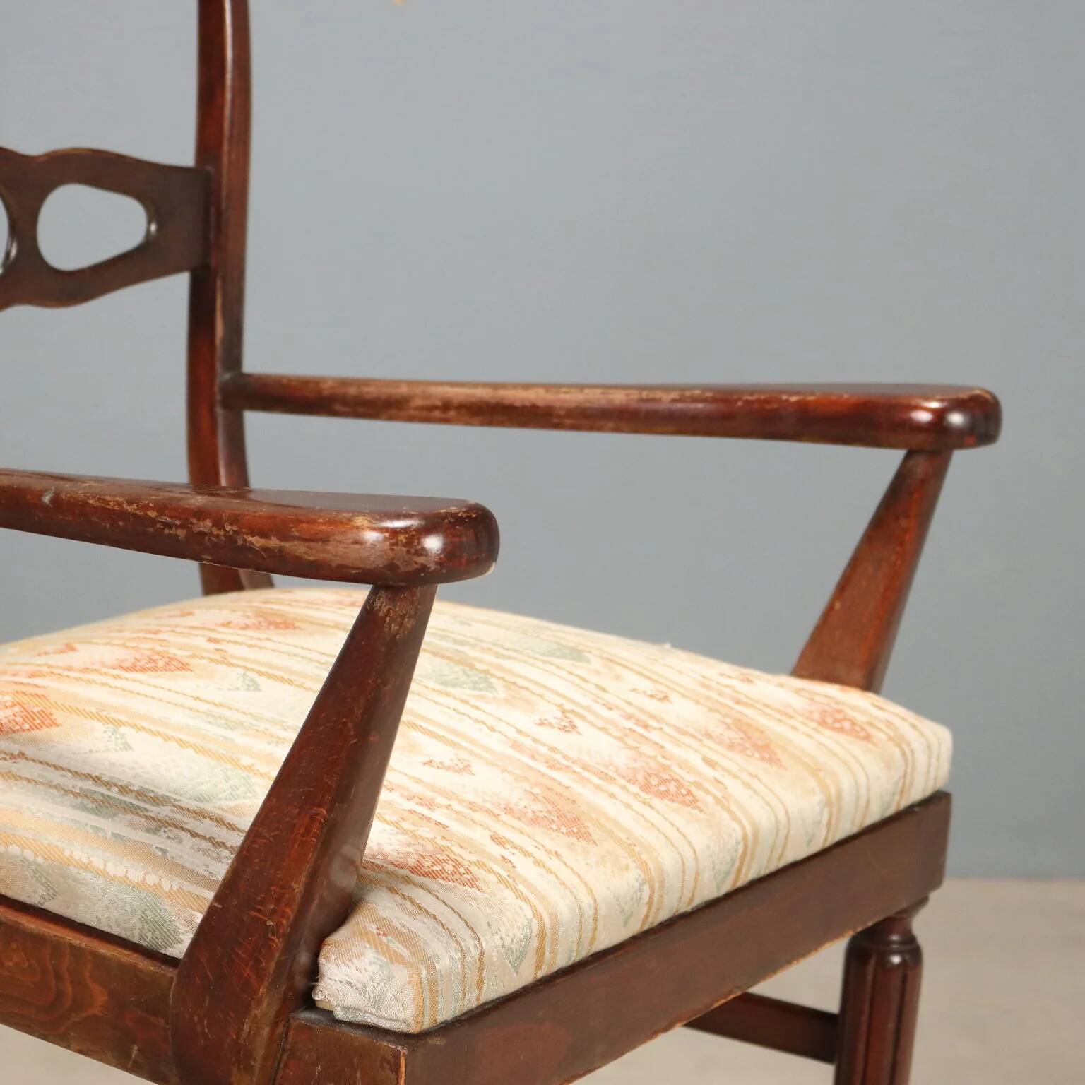 Fauteuil ancien en hêtre teinté acajou, Italie, XXe siècle