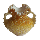 Vase en verre corallien de style victorien, couleur pêche, fin du XIXe siècle.