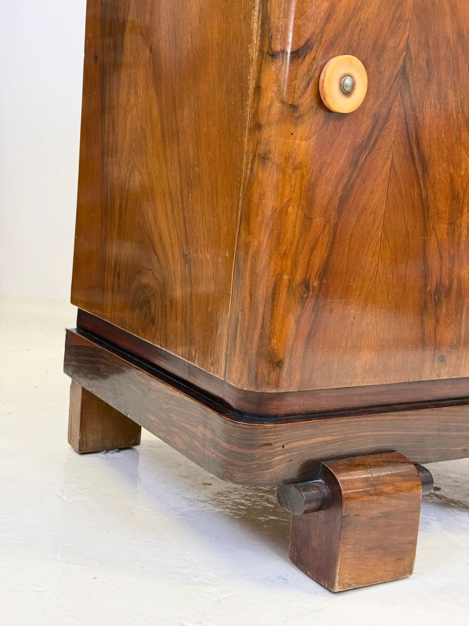 Pair of Art Deco bedside tables in walnut — Italy, 1930-1940