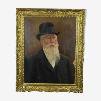 Old old man painting in hat