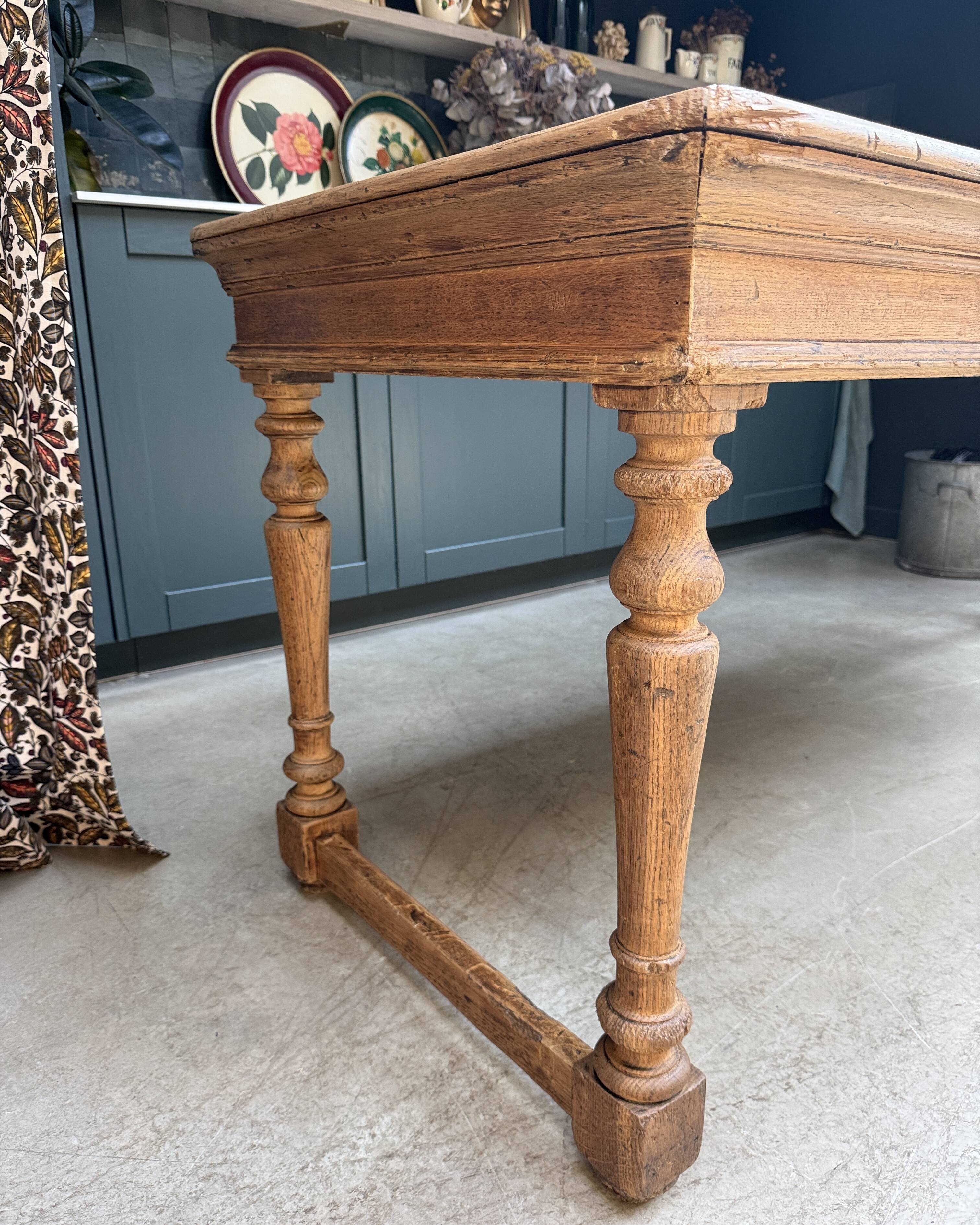 Farm table with turned legs in oak (renovated)