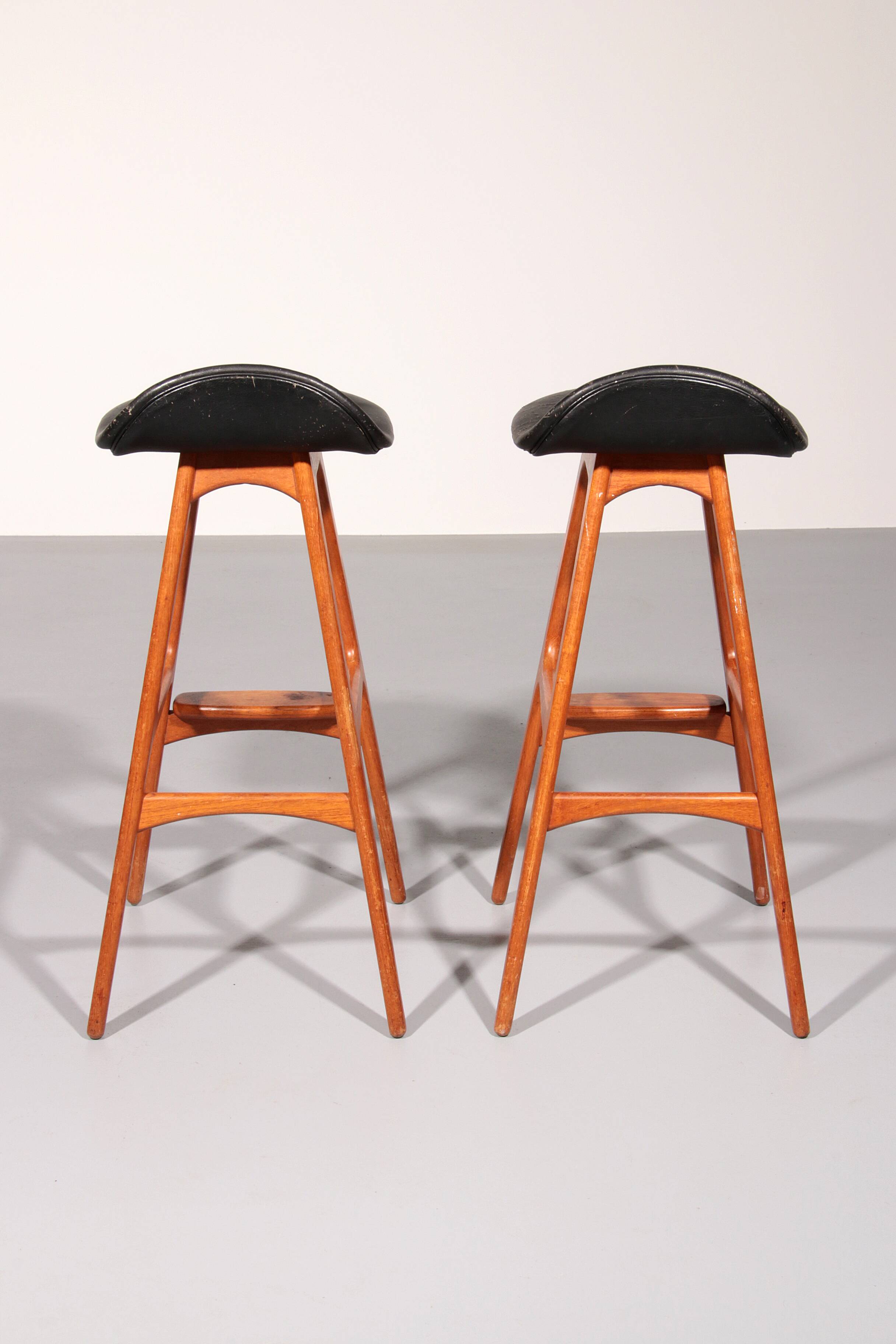 Design bar stool in wood and black leather by Erik Buch 1960