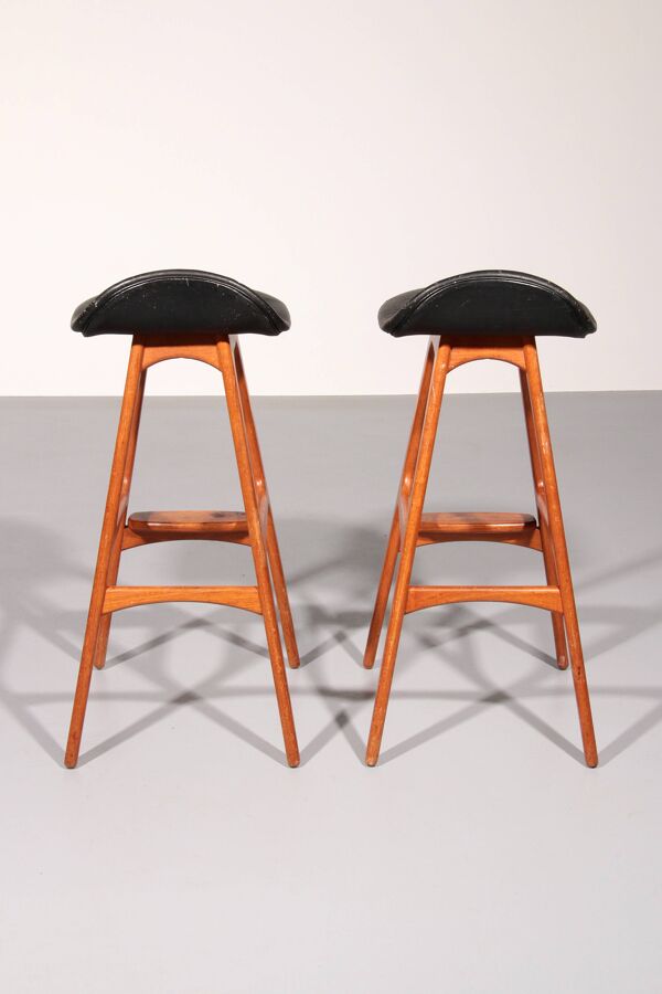 Tabouret de bar design en bois et cuir noir par Erik Buch 1960