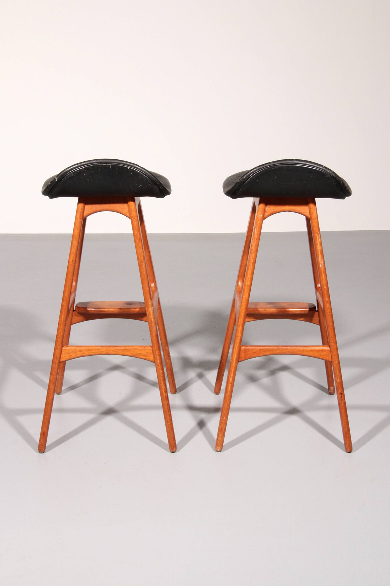 Tabouret de bar design en bois et cuir noir par Erik Buch 1960