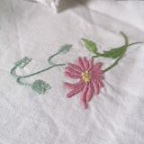 Serviettes de table brodées "fleur" à la main et dentelle