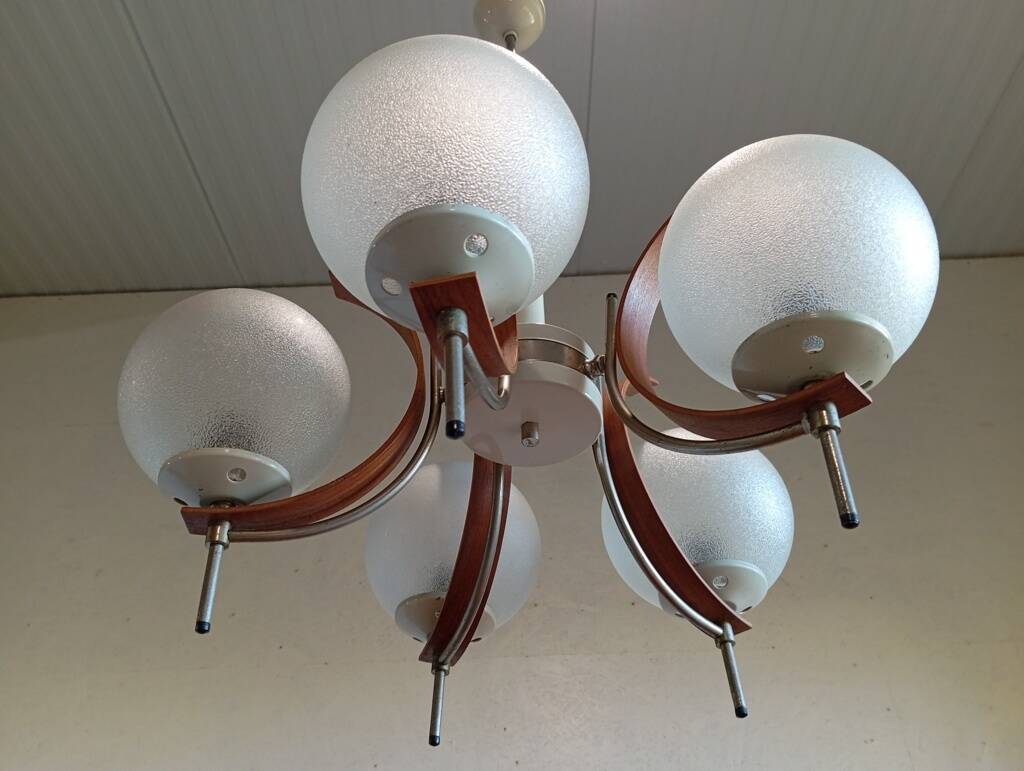 Scandinavian suspension in teak, glass, and metal.