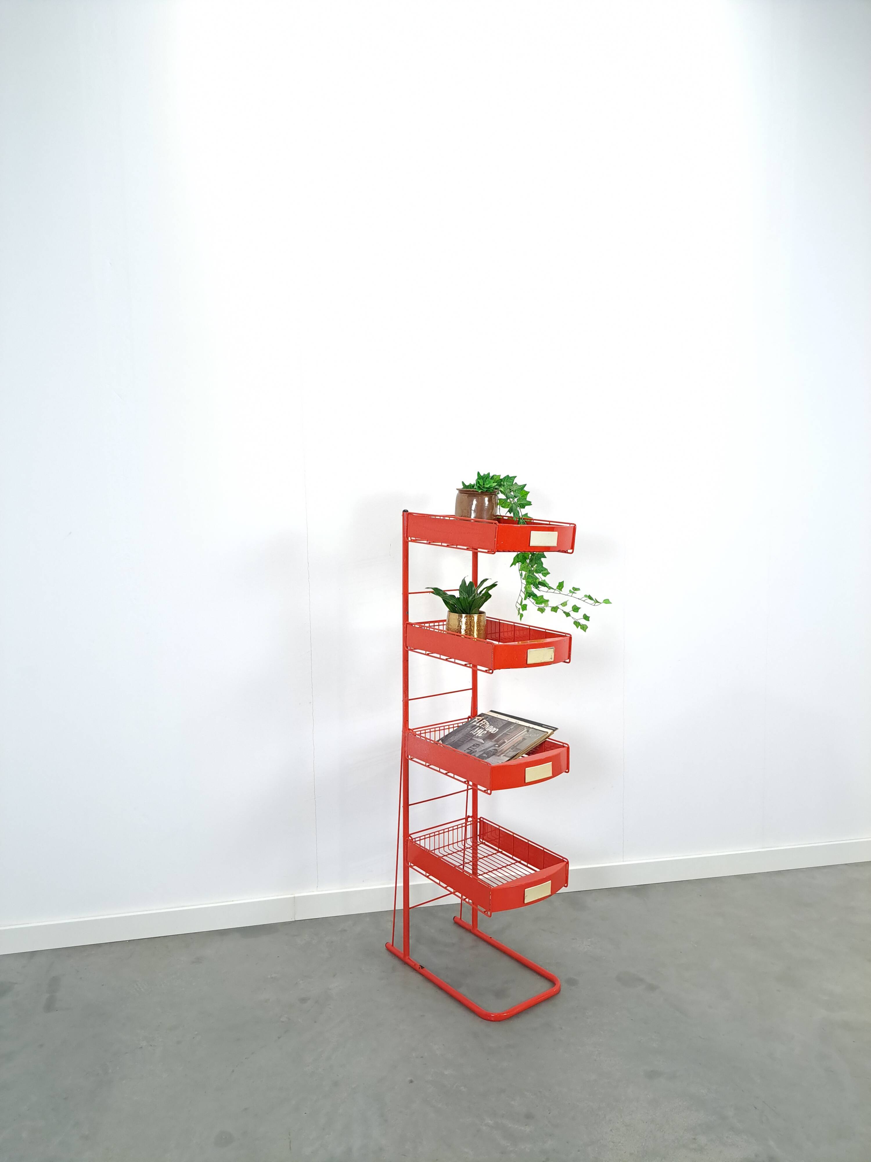 Rood metalen winkelvitrine winkelrek met manden vintage