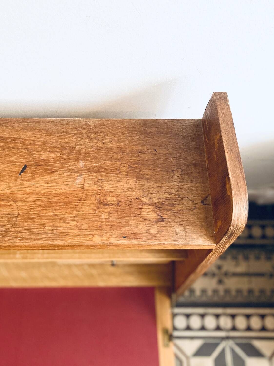 Small secretary desk to hang.