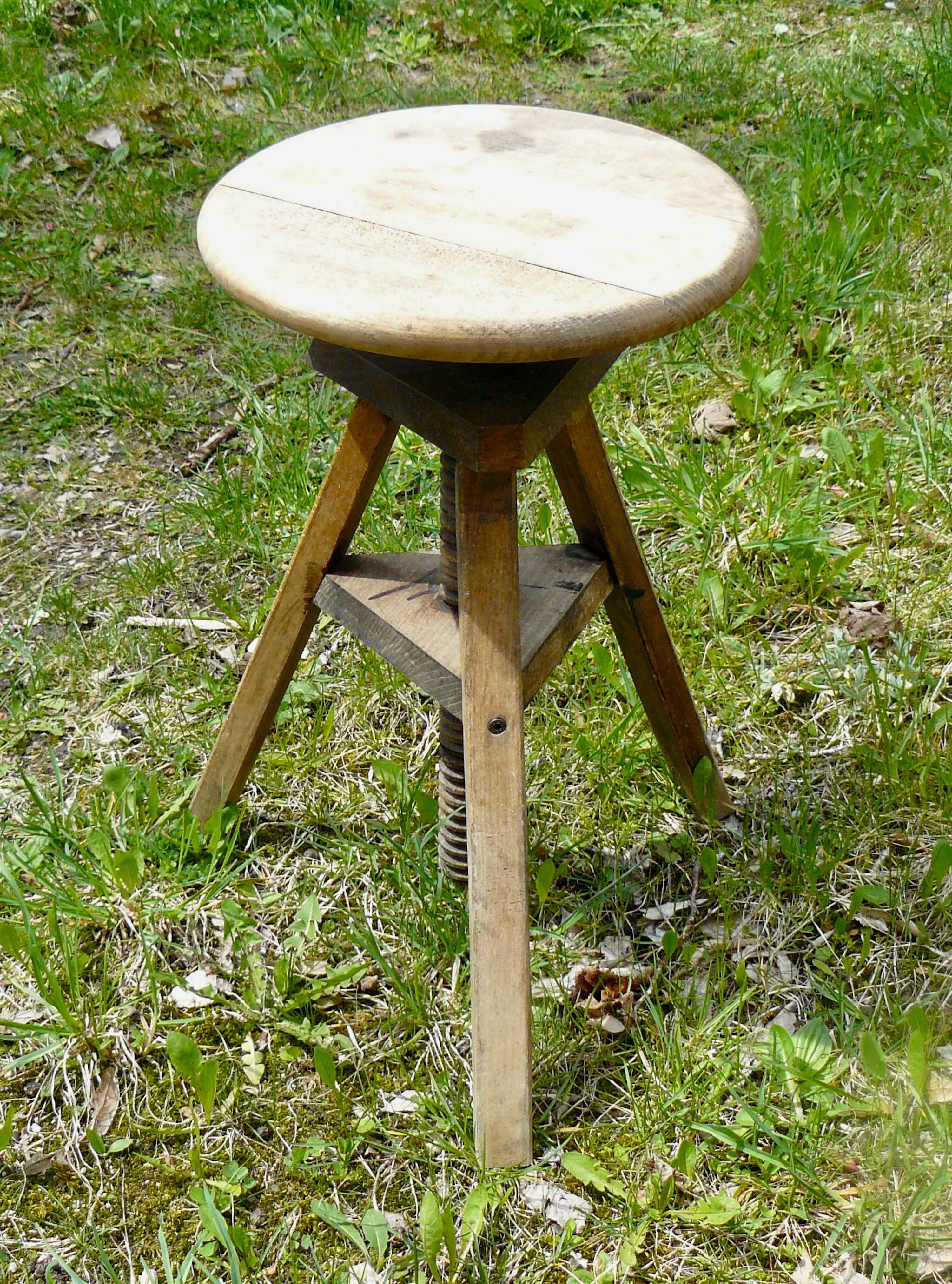 Tabouret tripode réglable à vis