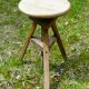 Tabouret tripode réglable à vis