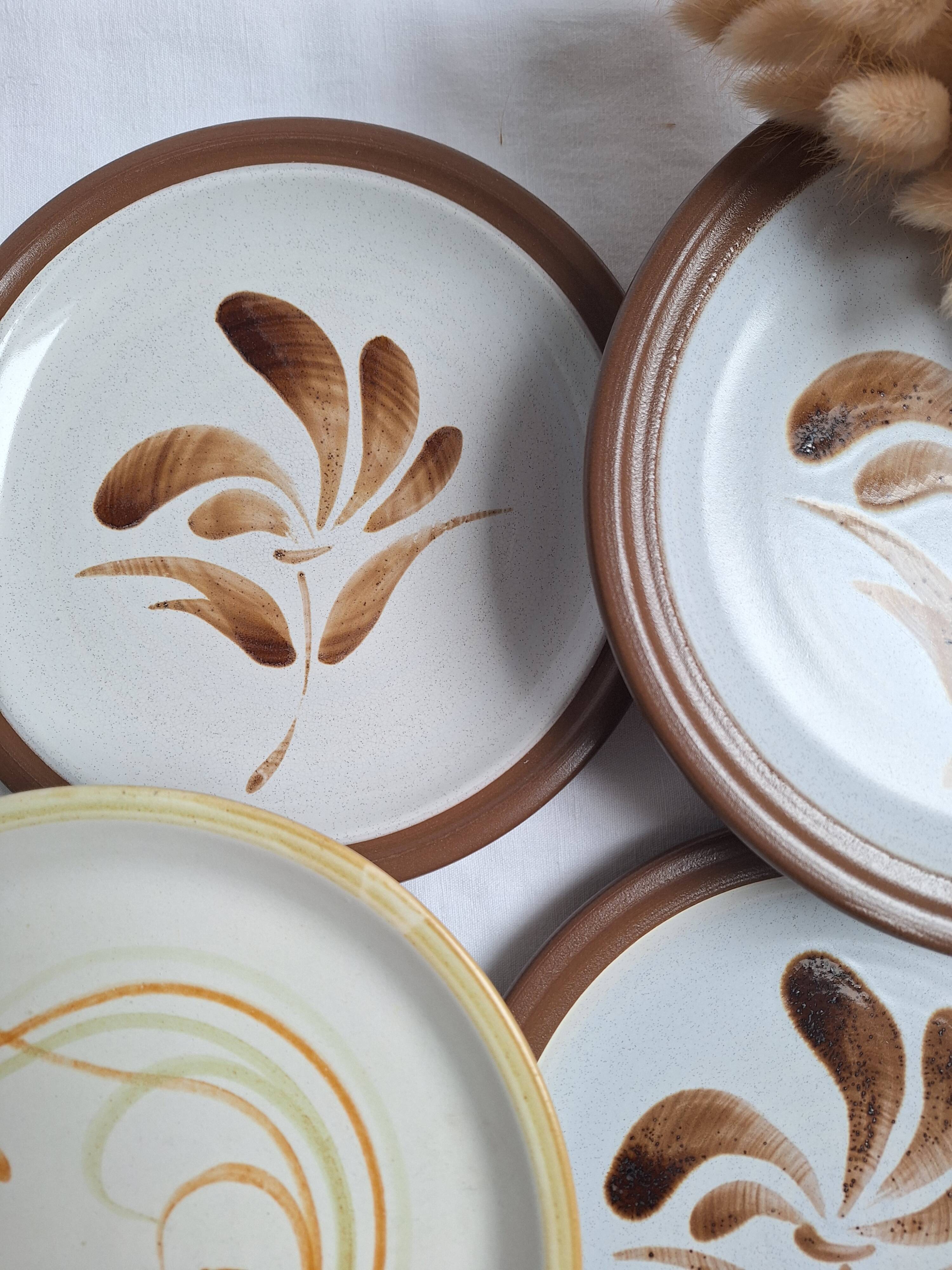 Assiettes plates vintage en grès, décor de fleurs peintes à la main