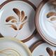 Assiettes plates vintage en grès, décor de fleurs peintes à la main