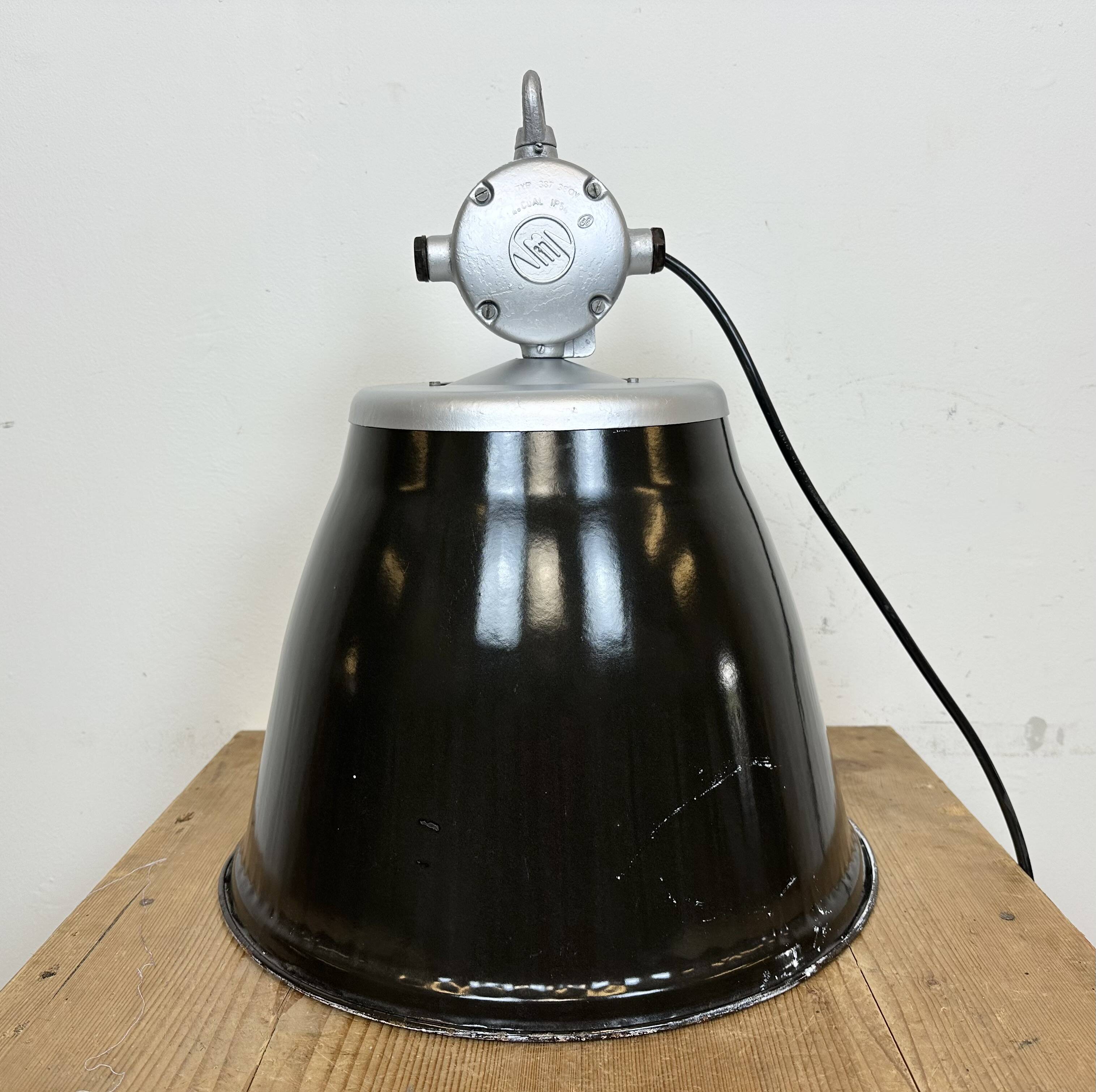 Suspension industrielle en émail noir, 1960s