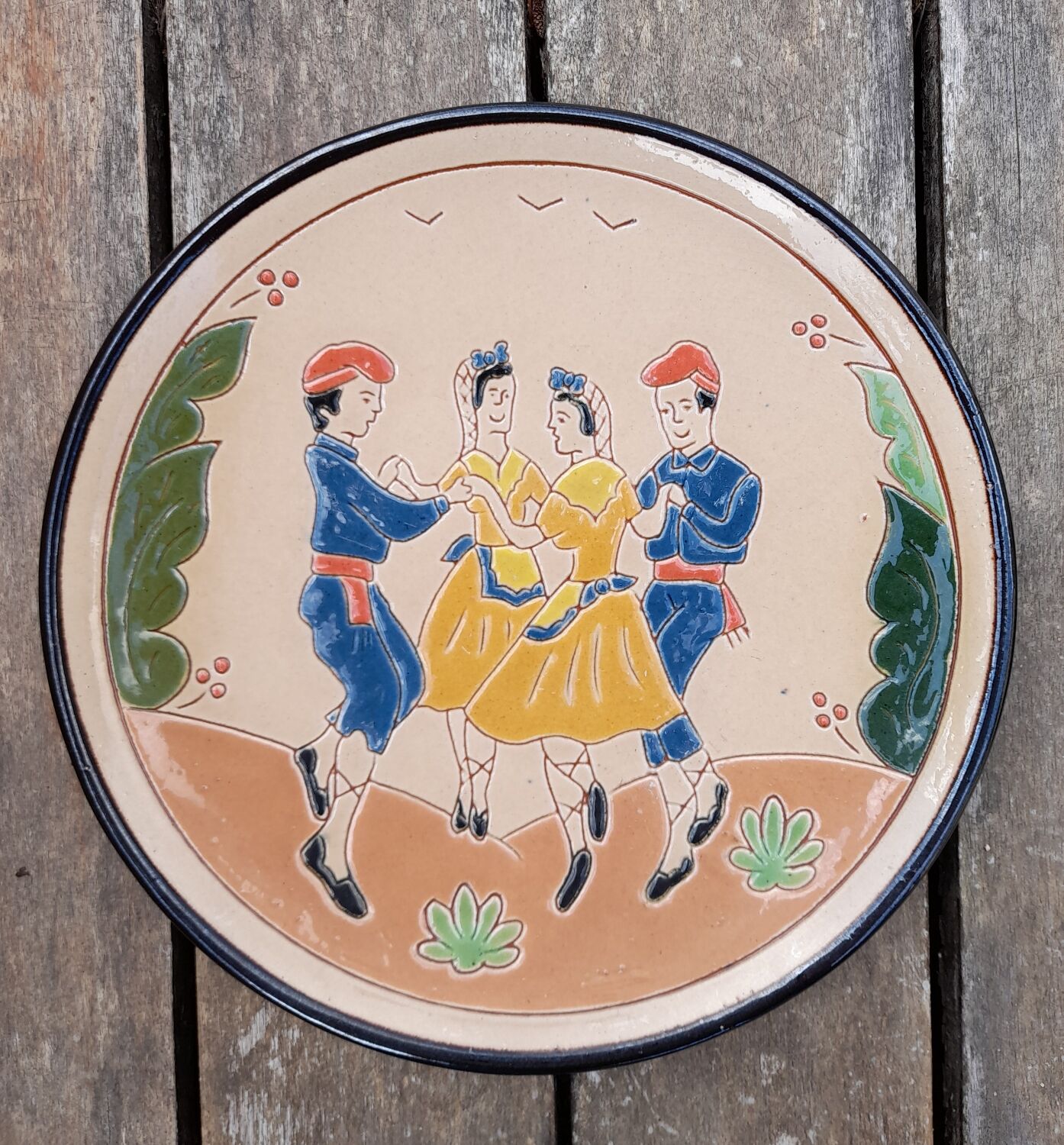 Duo of wall plates or dish traditional Basque dancers, by Aparicio