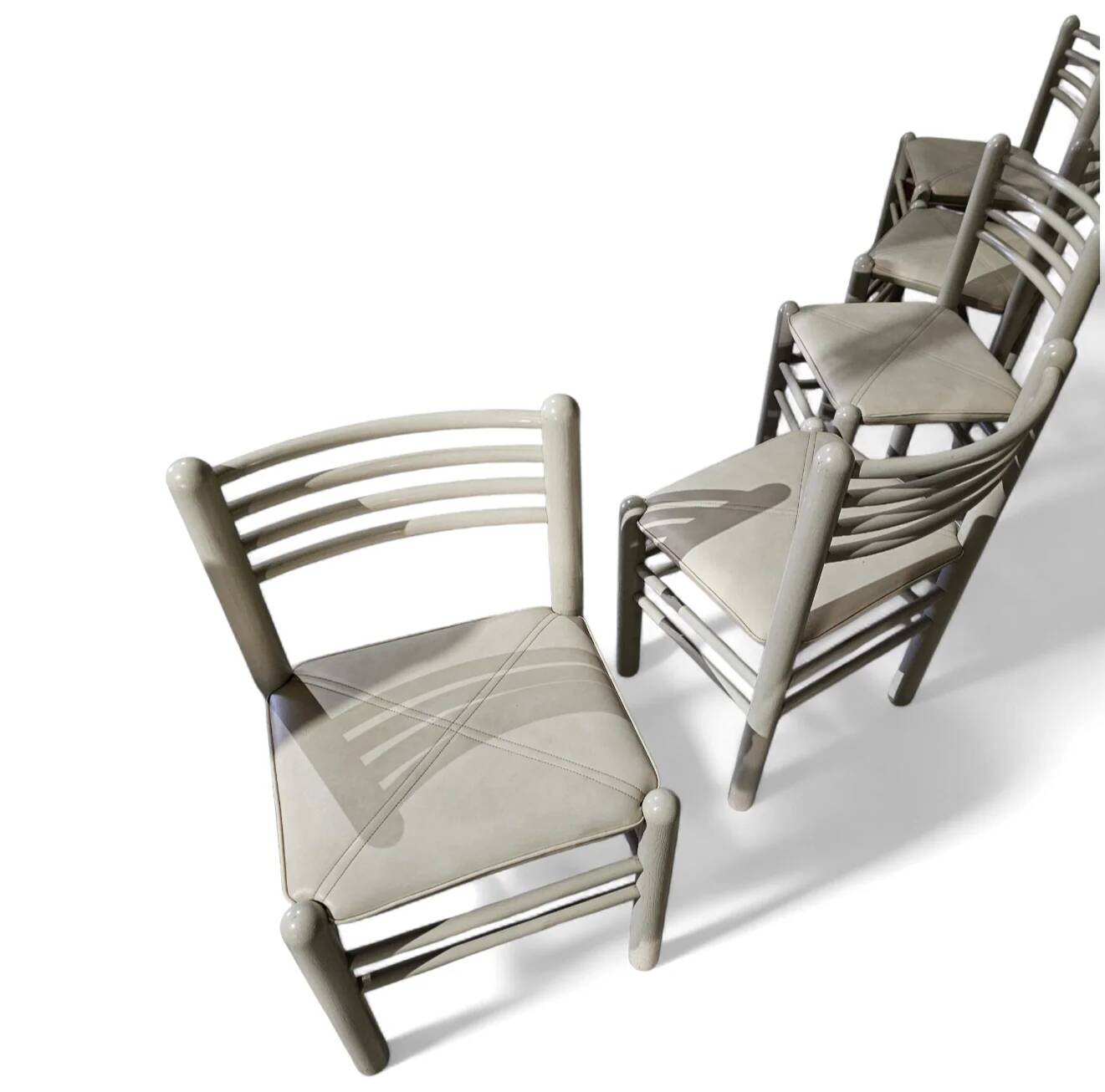 5 x dining chairs / light grey wooden frame / leather seat / Germany 1970s / labeled "ideen für kuchen - innenarchitektur"